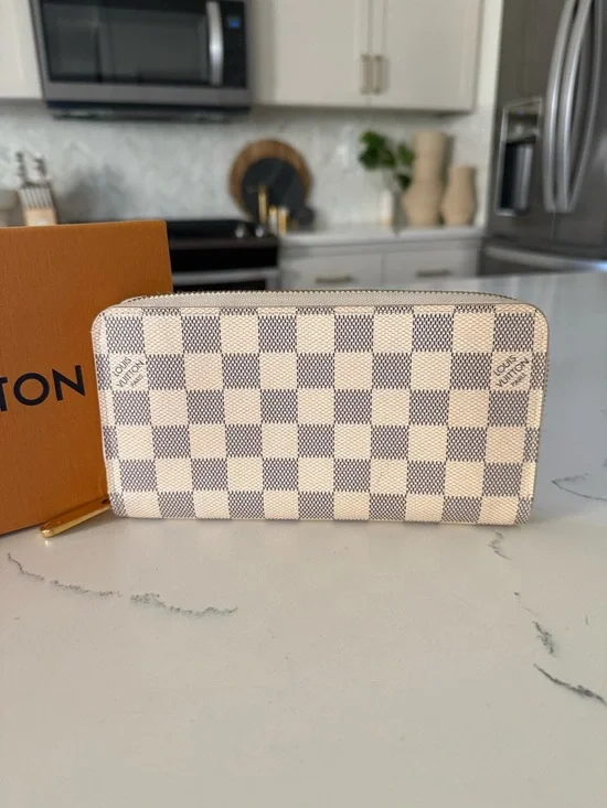 Louis Vuitton Damier Zippy Wallet - Cream and White - Picture 2 of 10